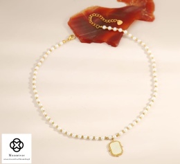 Delikatny naszyjnik z perełkami i minimalistyczną zawieszką