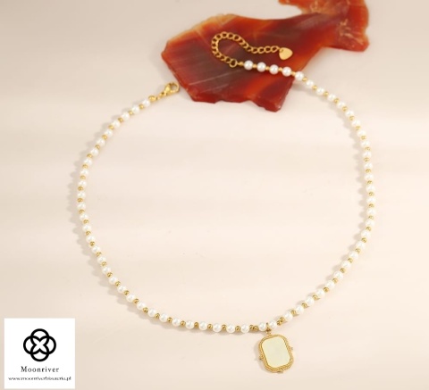 Delikatny naszyjnik z perełkami i minimalistyczną zawieszką