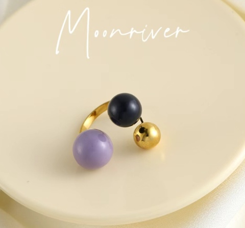 Minimalizm, który przyciąga spojrzenia. Biżuteria, która podkreśla Twoją indywidualność.