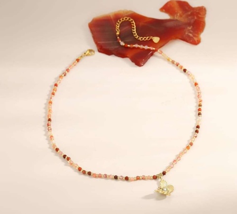 Delikatny naszyjnik z różowych naturalnych kamieni