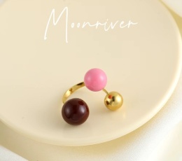 Minimalizm, który przyciąga spojrzenia. Biżuteria, która podkreśla Twoją indywidualność.