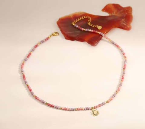 Naszyjnik z naturalnych kamieni i kryształów – elegancja w czystej formie