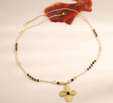 Naszyjnik z naturalnych kamieni z kwiatową zawieszką