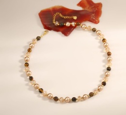 Naszyjnik z naturalnych kamieni i kryształów – elegancja w czystej formie